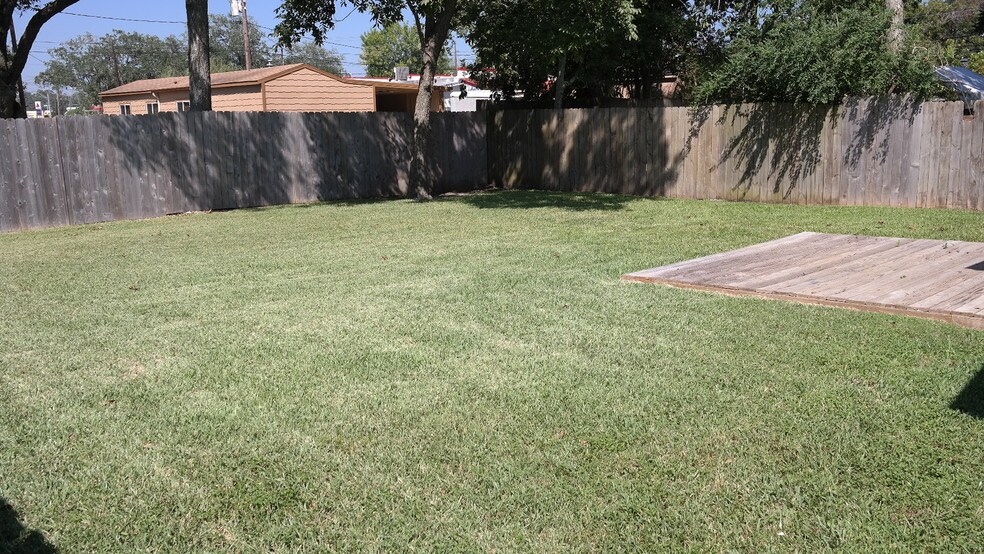 More Photos Of 1105 N Meyer Rd, Seabrook Office For Sale