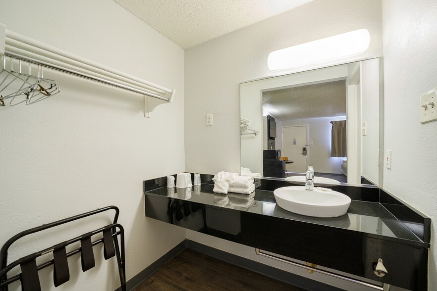 More Photos Of 5522 N Pan Am Expy, San Antonio Hotel For Sale