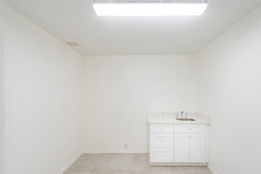 More Photos Of 5904 Dolores St, Houston Office For Lease