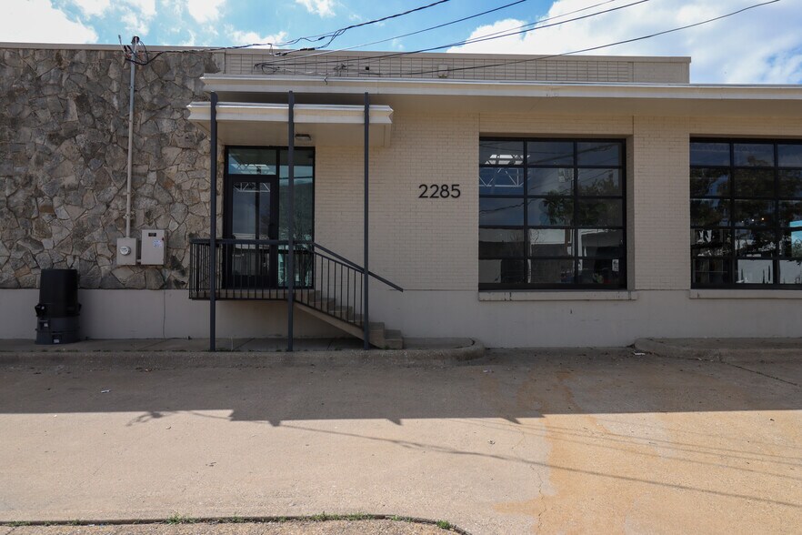 More Photos Of 2285 & 2289 Vantage St, Dallas Light Manufacturing For Lease