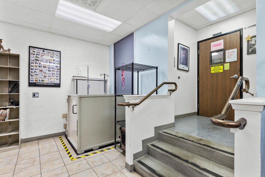 More Photos Of 26055 Bouquet Canyon Rd, Santa Clarita Veterinarian Kennel For Sale