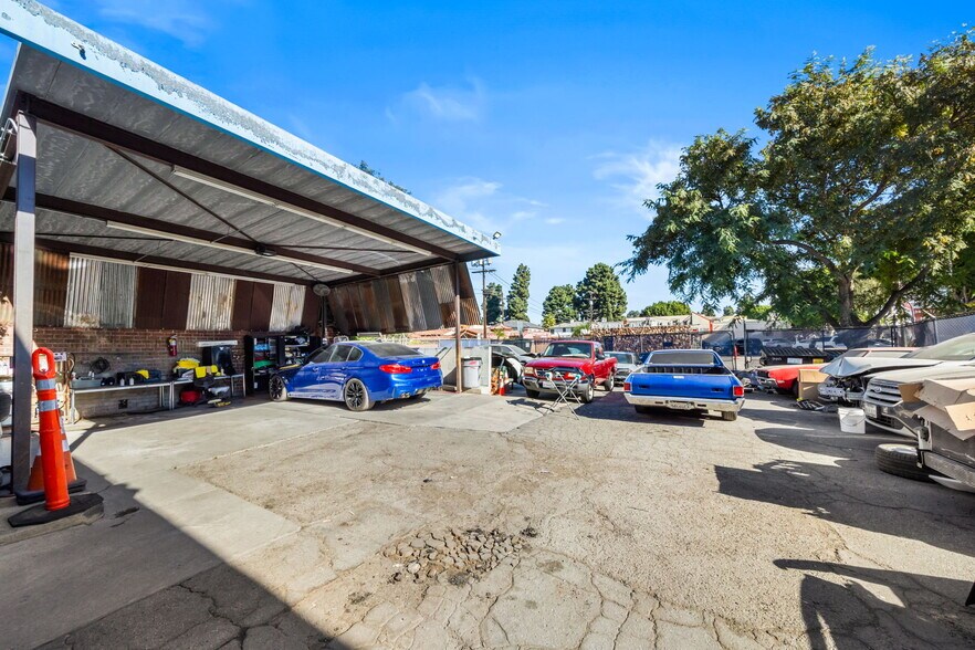 More Photos Of 3443 W 43rd St, Los Angeles Auto Repair For Lease