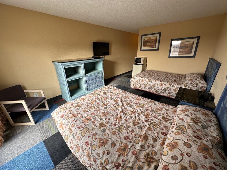 More Photos Of 1001 E 6th St, Junction City Hotel For Sale