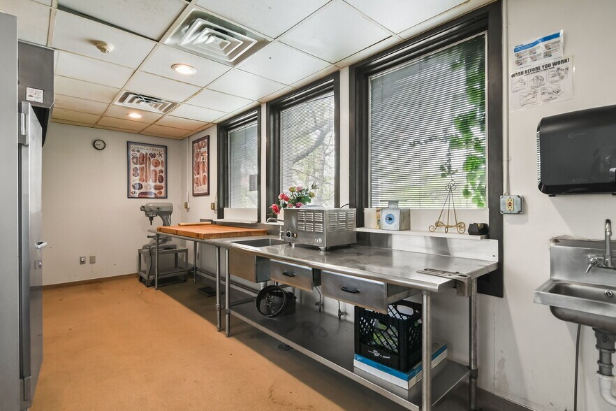 More Photos Of 227 E Adams St, Springfield Flex For Sale