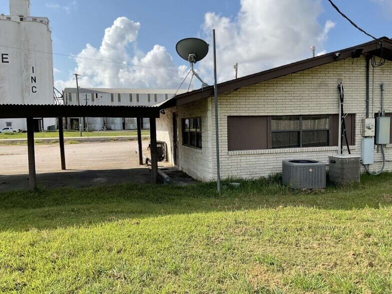 More Photos Of 208 E York St, Ganado Office For Sale