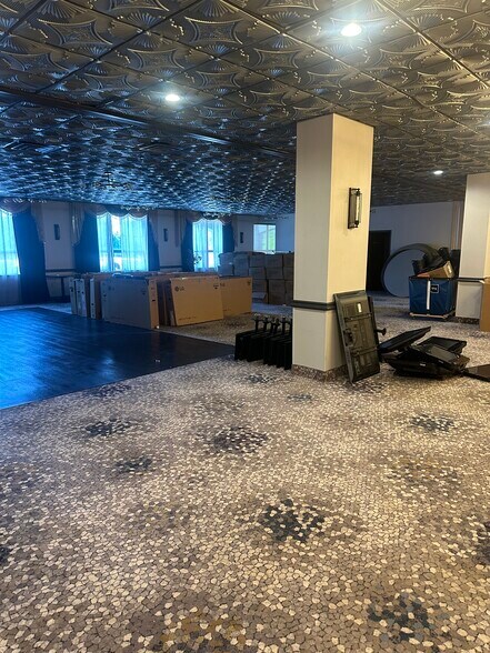 More Photos Of 7076 Highland Rd, Waterford Hotel For Lease