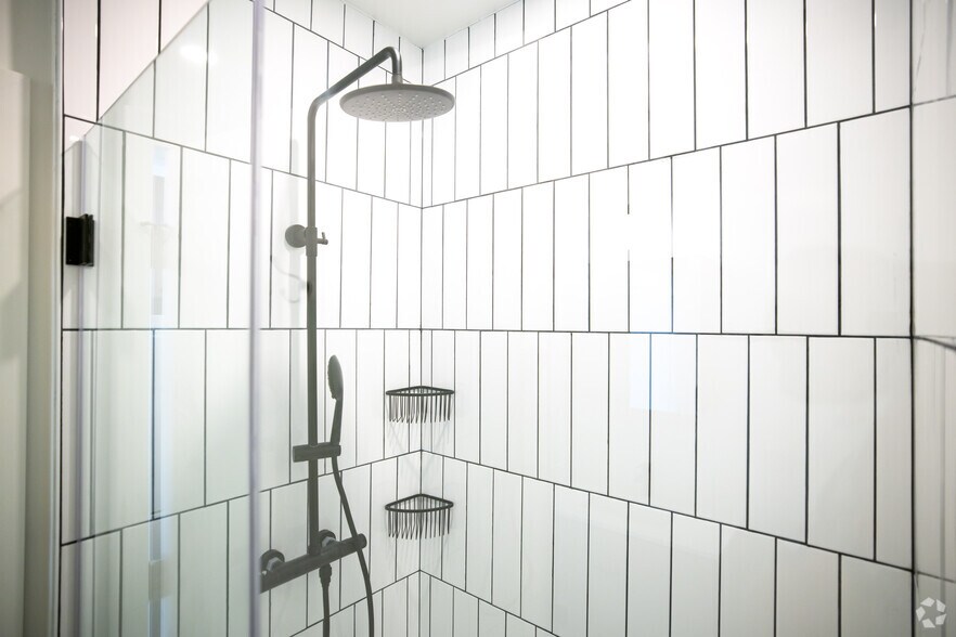 More Photos Of 1135 W Winona St, Chicago Apartments For Lease