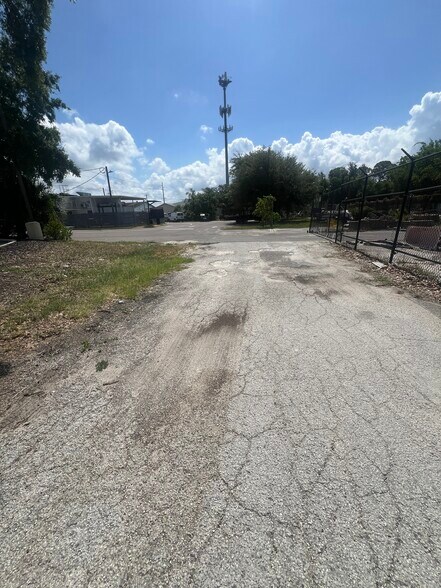 More Photos Of 7704 W Hillsborough Ave, Tampa Warehouse For Lease