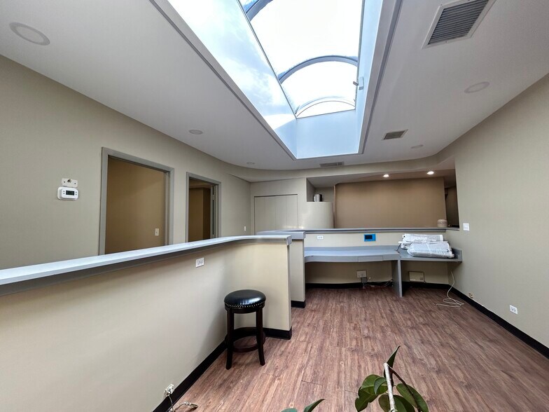 More Photos Of 4956 W Irving Park Rd, Chicago Office For Lease