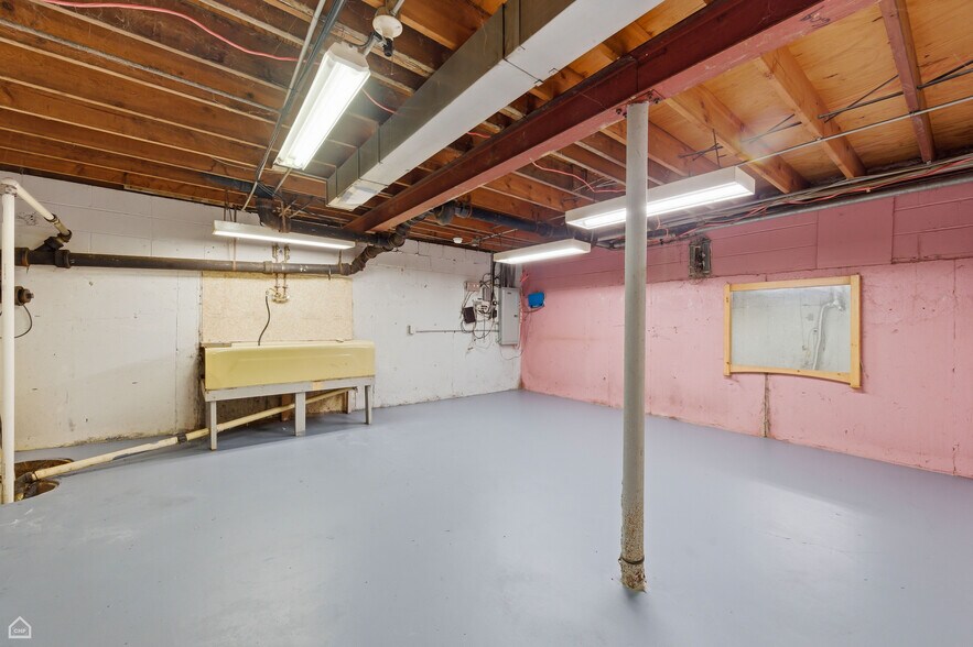 More Photos Of 8507 S Roberts Rd, Justice Veterinarian Kennel For Sale