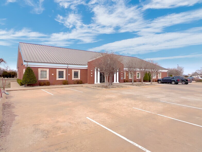 Primary Photo Of 1015 E Broadway St, Altus Medical For Lease