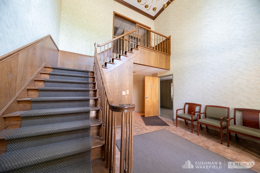 More Photos Of 5555 Mayfield Rd, Cleveland Office For Sale