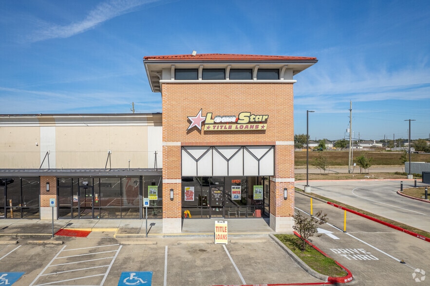 More Photos Of 4001 S Sam Houston Pky, Houston Storefront For Lease