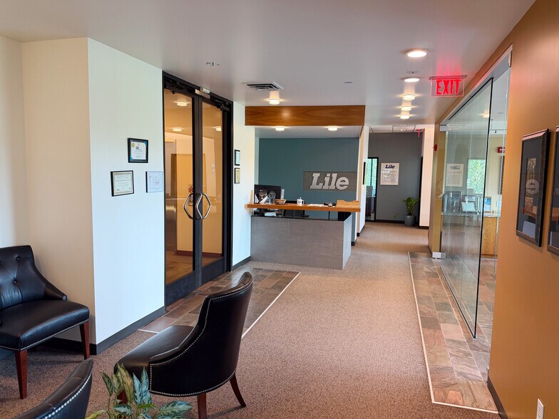 More Photos Of 8060 SW Pfaffle St, Tigard Office For Sale