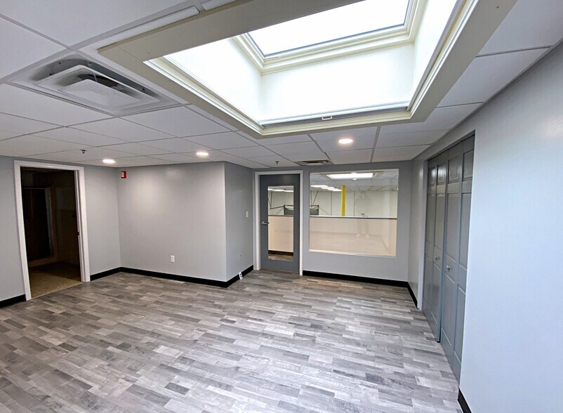 More Photos Of 22 6th Rd, Woburn Warehouse For Lease