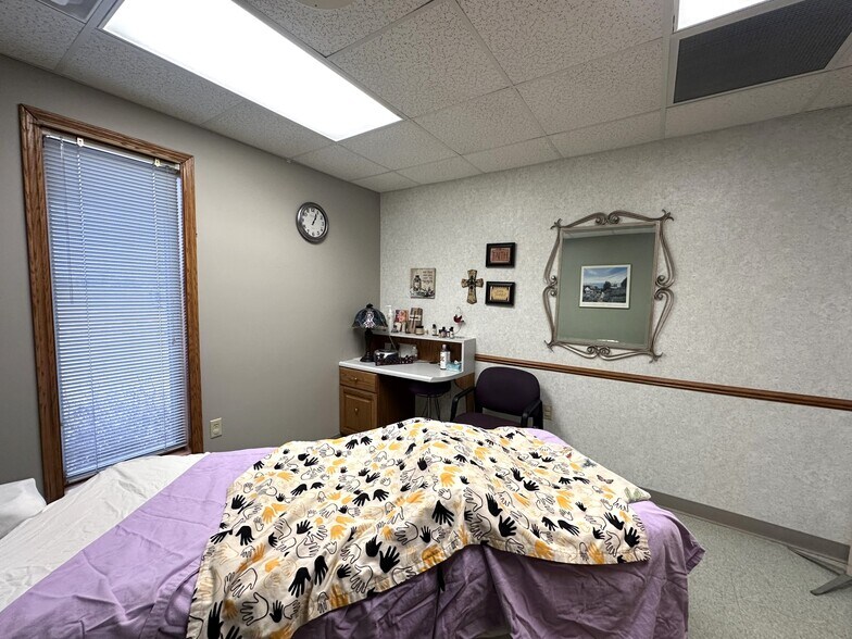 More Photos Of 220 SW 5th St, Woodhull Medical For Sale