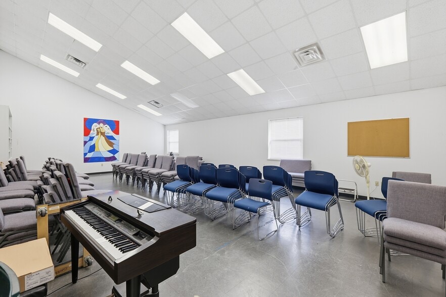 More Photos Of 2045 SE Green Oaks Blvd, Arlington Religious Facility For Sale
