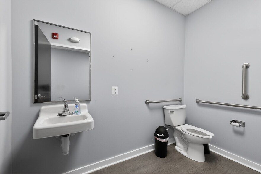 More Photos Of 13 N York Rd, Willow Grove Freestanding For Lease