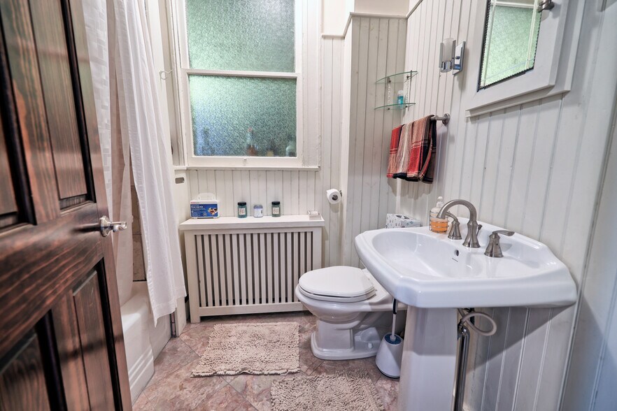 More Photos Of 511 Warren St, Hudson Storefront Retail Residential For Sale