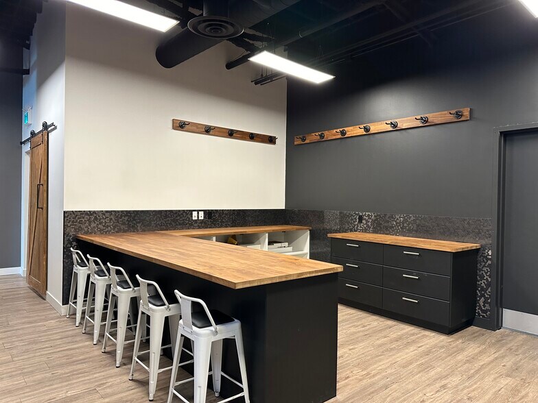 More Photos Of 10939 120th St NW, Edmonton General Retail For Lease