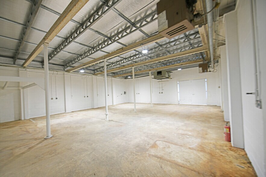 More Photos Of 205-207 Ginn St, Greenwood Service For Sale