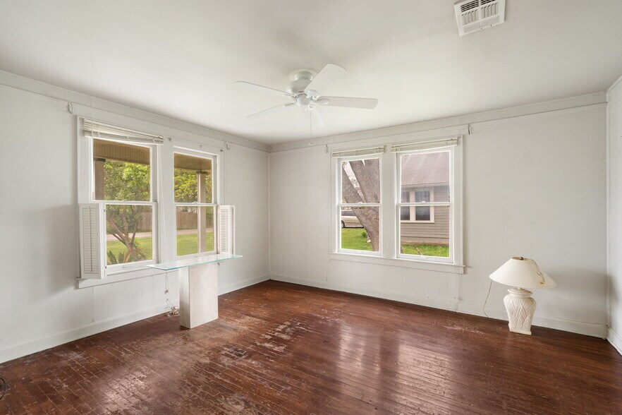 More Photos Of 200 Elm St, Buda Office For Sale