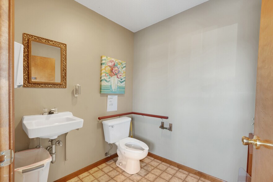 More Photos Of 804 Winchester Dr, Sedalia Medical For Sale