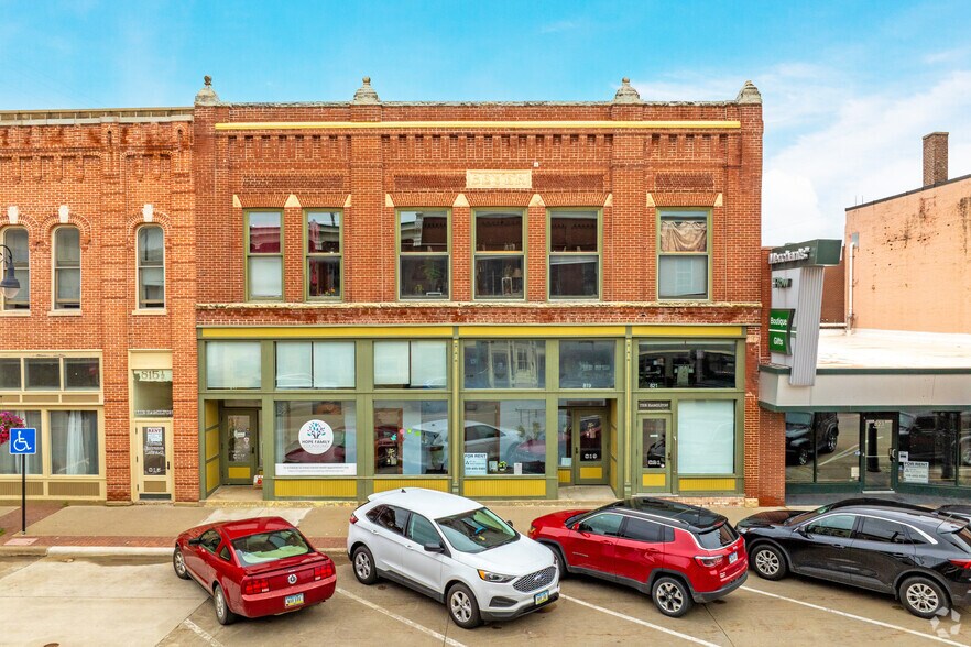 Primary Photo Of 817 4th Ave, Grinnell Office For Lease