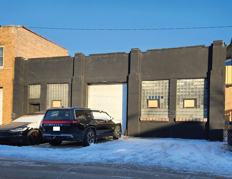 More Photos Of 2328 W Nelson St, Chicago Warehouse For Lease