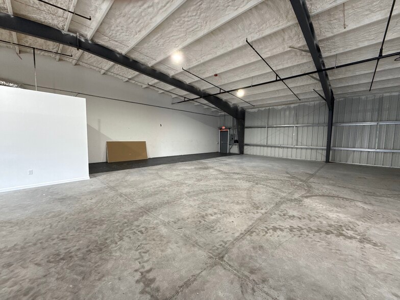 More Photos Of 7304 Causeway, Tampa Light Distribution For Lease