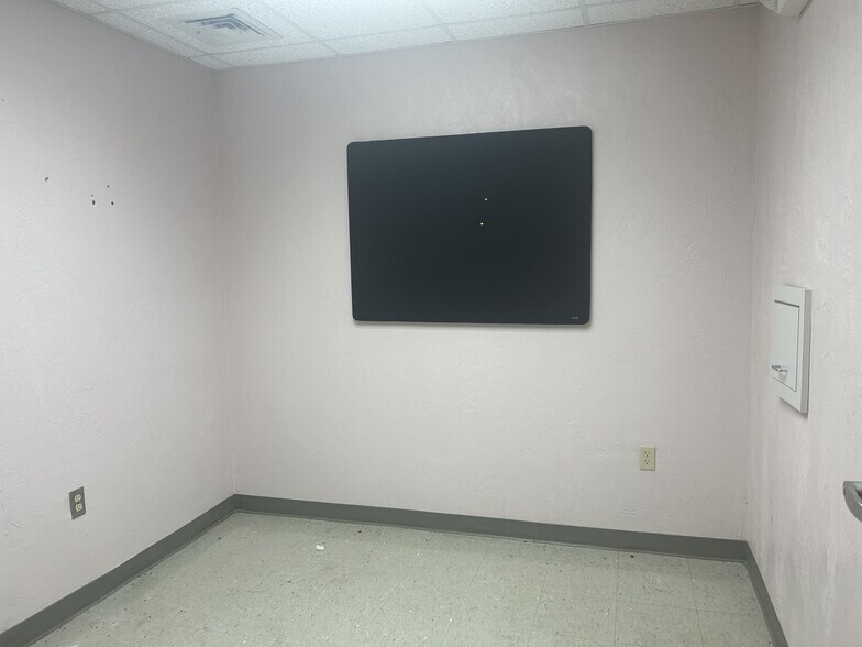 More Photos Of 101 S Prospect St, Crescent City Flex For Sale