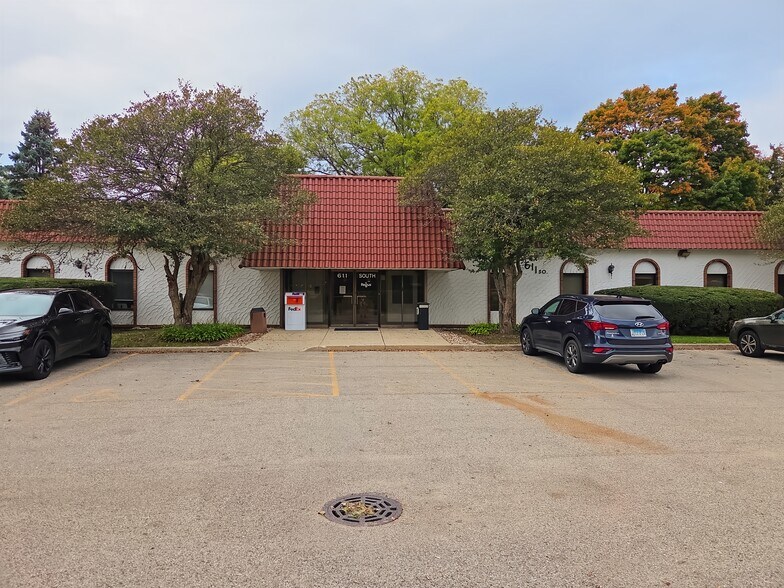 More Photos Of 611 S Milwaukee Ave, Libertyville Coworking Space