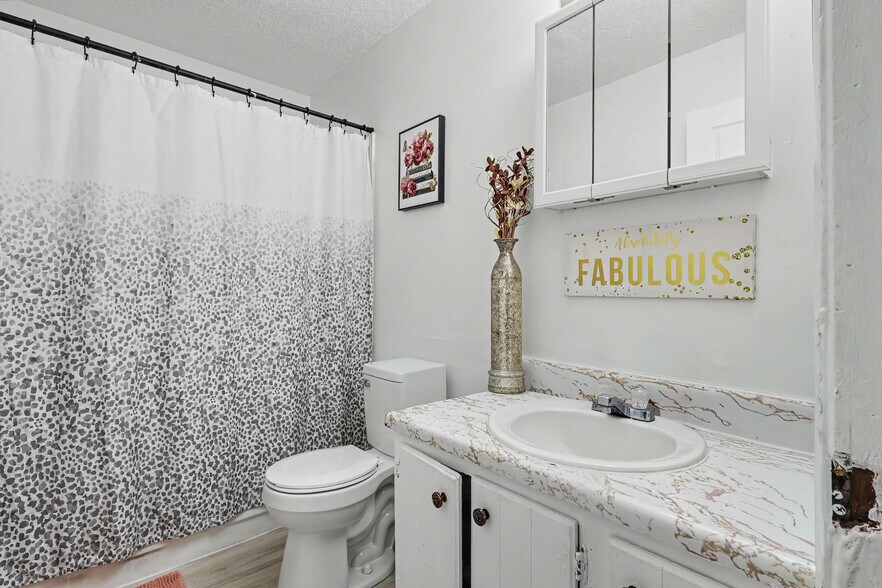 More Photos Of 604-702 W 63rd St, Davenport Apartments For Sale