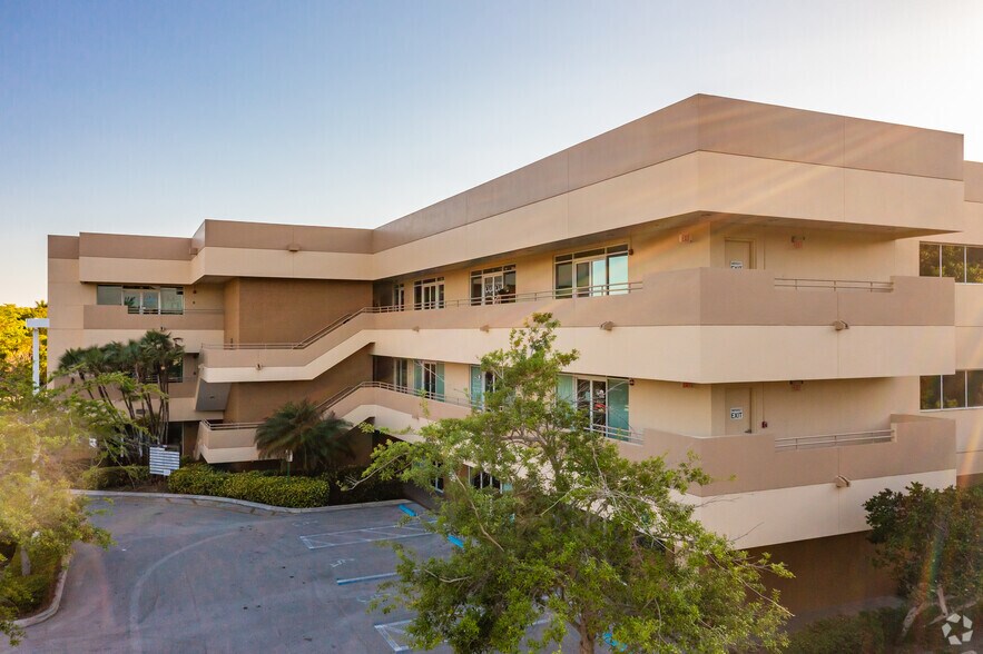 More Photos Of 1625 N Commerce Pky, Weston Medical For Lease