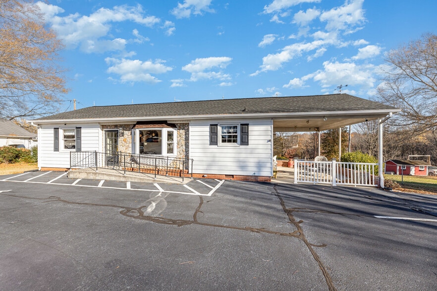 More Photos Of 317 E King St, King Storefront Retail Office For Sale