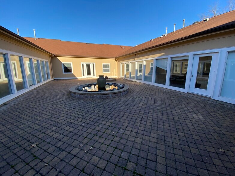 More Photos Of 102-104 S Turnpike Rd, Wallingford Office For Lease