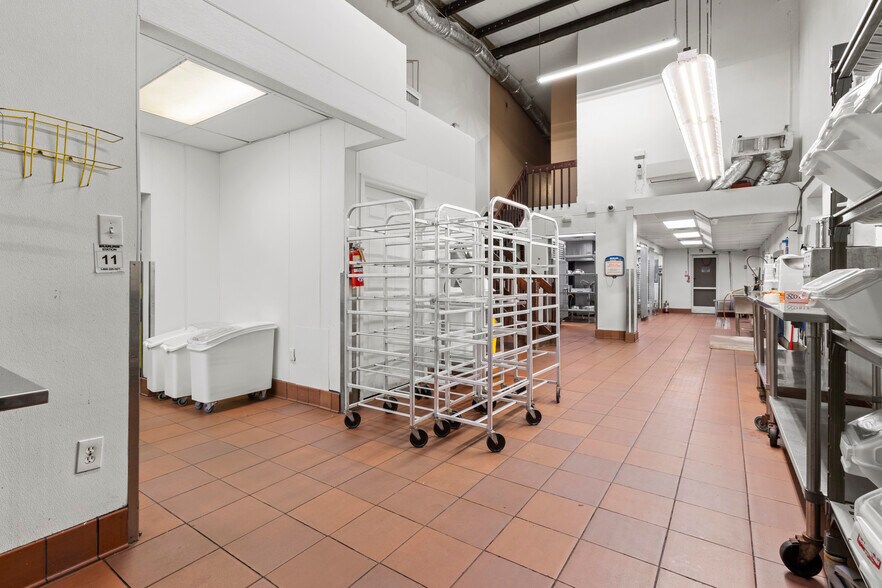 More Photos Of 1250-1264 SW Biltmore St, Port Saint Lucie Warehouse For Sale