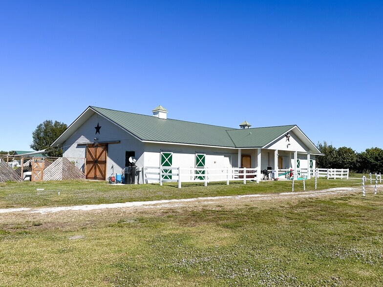 More Photos Of 6580 69th St, Vero Beach Veterinarian Kennel For Sale