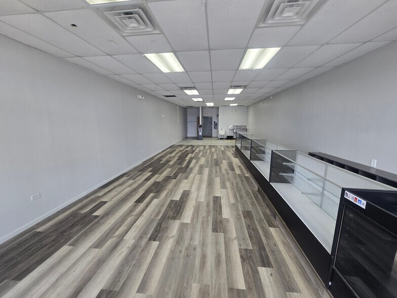 More Photos Of 17100-17114 S Park Ave, South Holland Storefront Retail Office For Lease