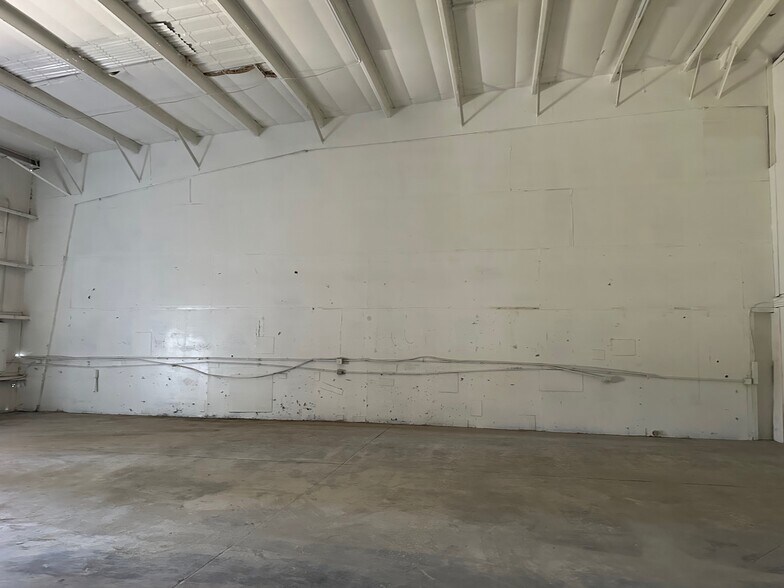 More Photos Of 9161 131st Pl N, Largo Warehouse For Lease