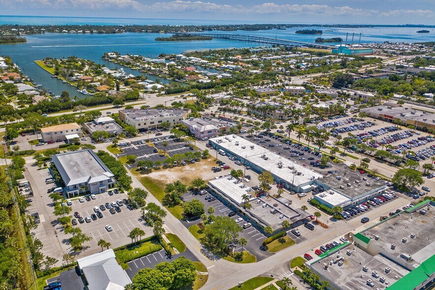 More Photos Of 474 21st St, Vero Beach General Retail For Sale