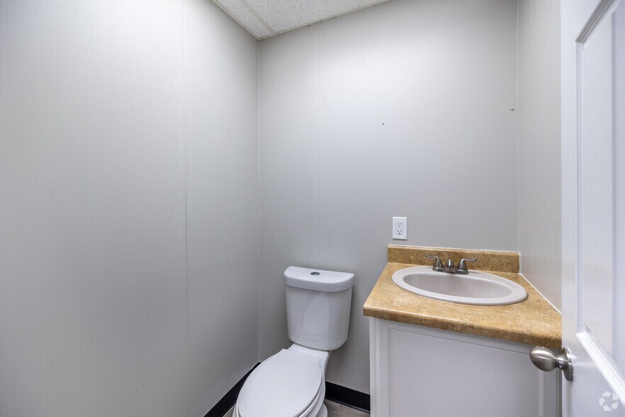 More Photos Of 1663 Hickory Dr, Haltom City Unknown For Lease