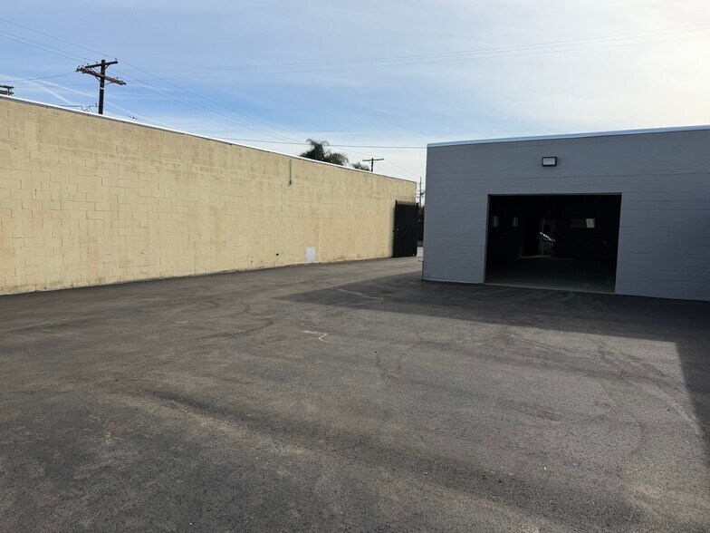 More Photos Of 14641-14643 Lull St, Van Nuys Warehouse For Lease