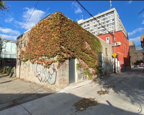 Primary Photo Of 9 R Baldwin St, Toronto Showroom For Sale