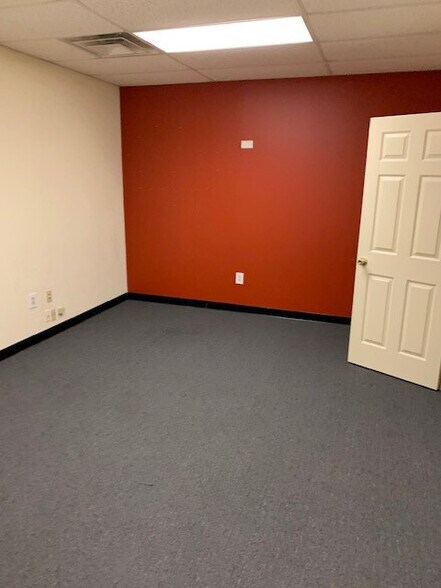 More Photos Of 2800 Lancaster Ave, Wilmington Storefront Retail Office For Lease