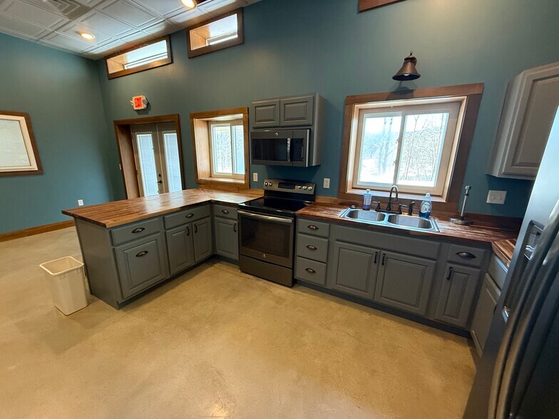 More Photos Of 805 Atlantic Ave, Franklin Light Manufacturing For Sale