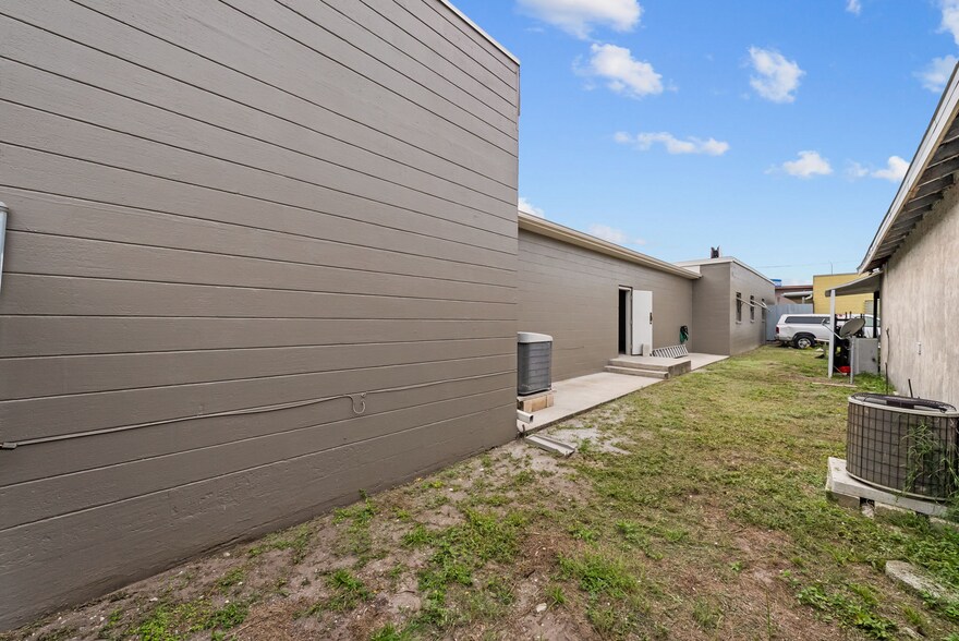 More Photos Of 1444 19th St N, Saint Petersburg Warehouse For Sale