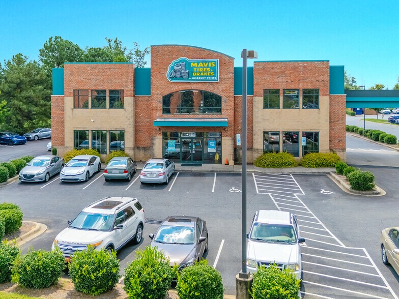 Primary Photo Of 5080 Highland Shoppes Dr, Charlotte Auto Repair For Sale