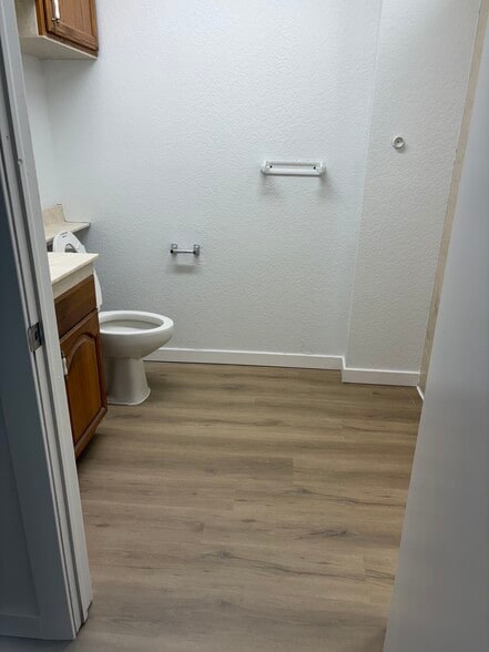 More Photos Of 18440 Paulson Dr, Port Charlotte Service For Lease