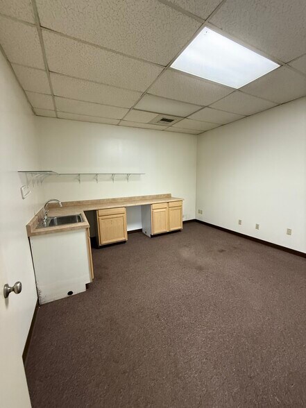 More Photos Of 6701 McDivitt Dr, Bakersfield Warehouse For Lease